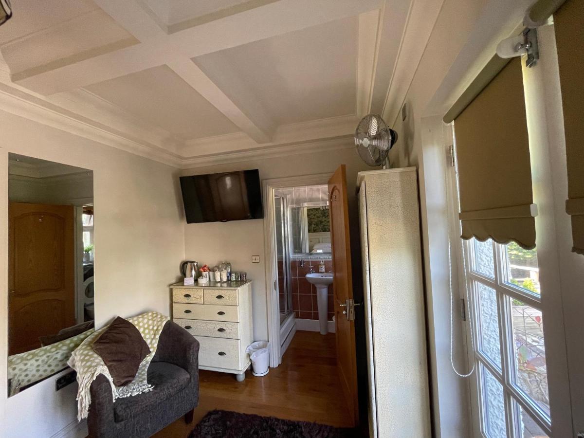 แบรดลีห์ ลอดจ์ Bed & Breakfast เซนต์ออสเทลล์ ภายนอก รูปภาพ
