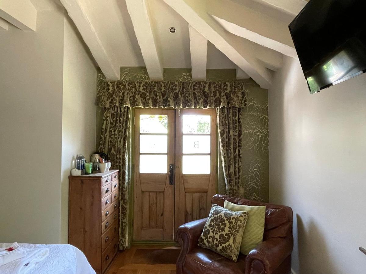 แบรดลีห์ ลอดจ์ Bed & Breakfast เซนต์ออสเทลล์ ภายนอก รูปภาพ