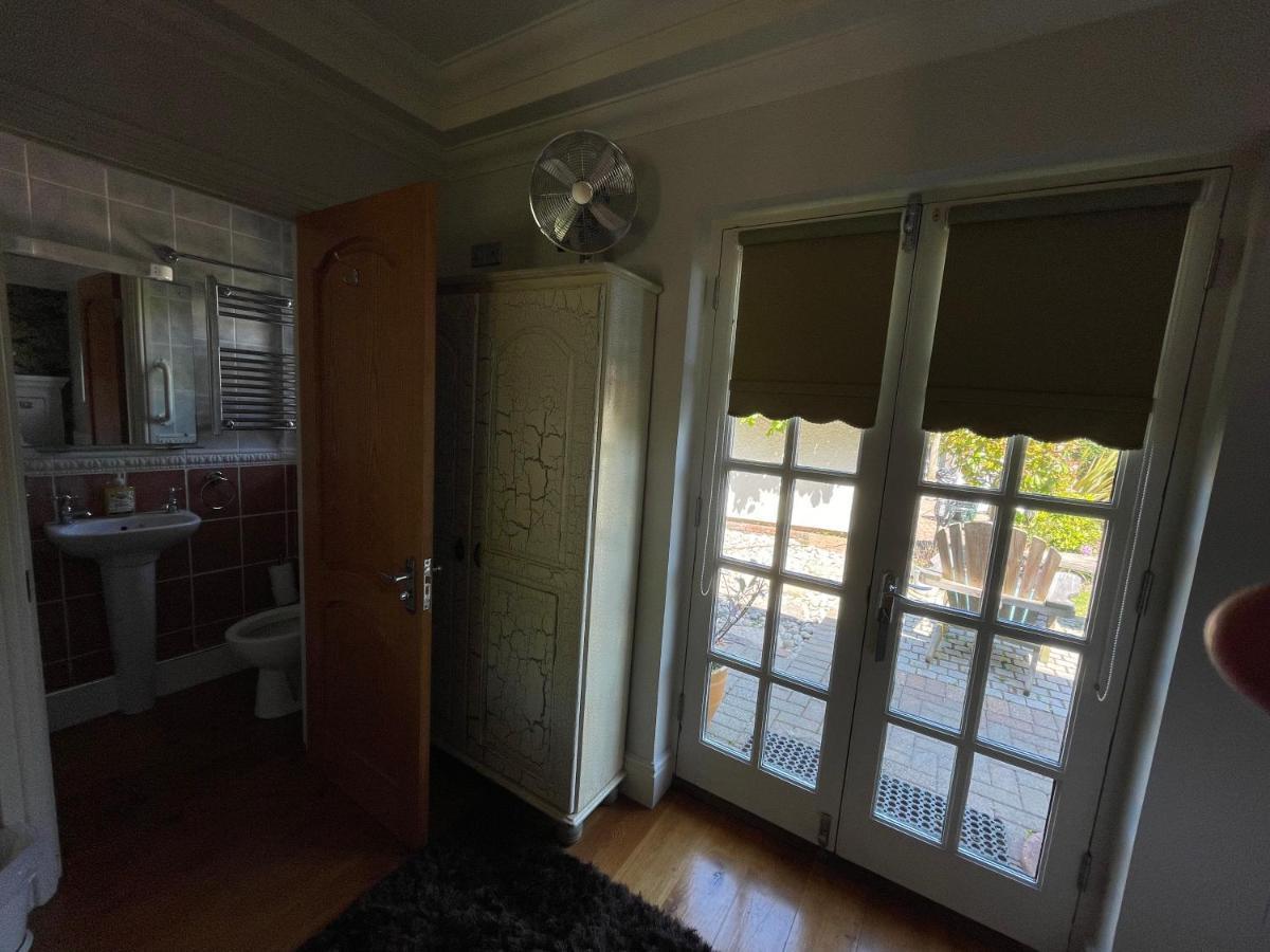 แบรดลีห์ ลอดจ์ Bed & Breakfast เซนต์ออสเทลล์ ภายนอก รูปภาพ