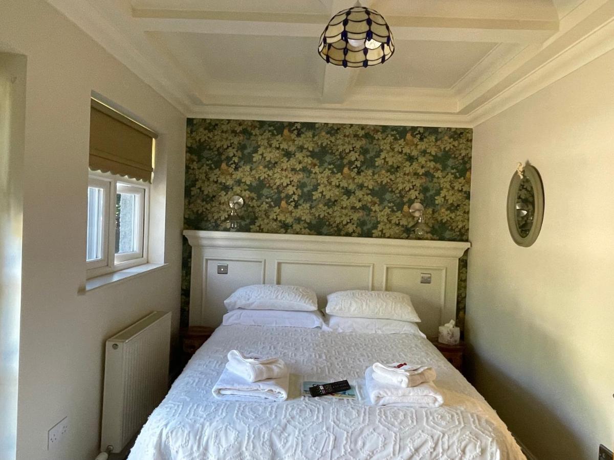 แบรดลีห์ ลอดจ์ Bed & Breakfast เซนต์ออสเทลล์ ภายนอก รูปภาพ