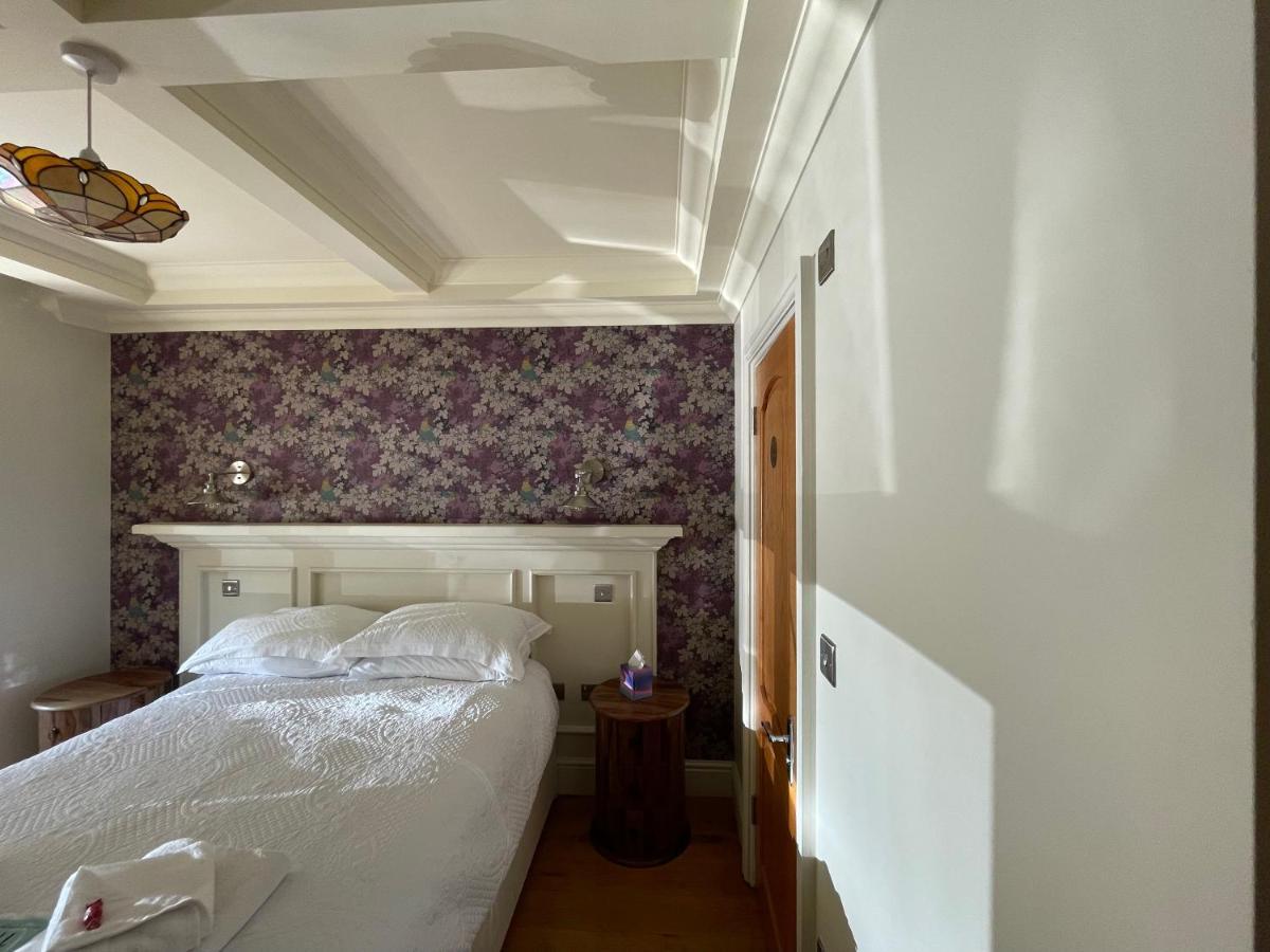 แบรดลีห์ ลอดจ์ Bed & Breakfast เซนต์ออสเทลล์ ภายนอก รูปภาพ