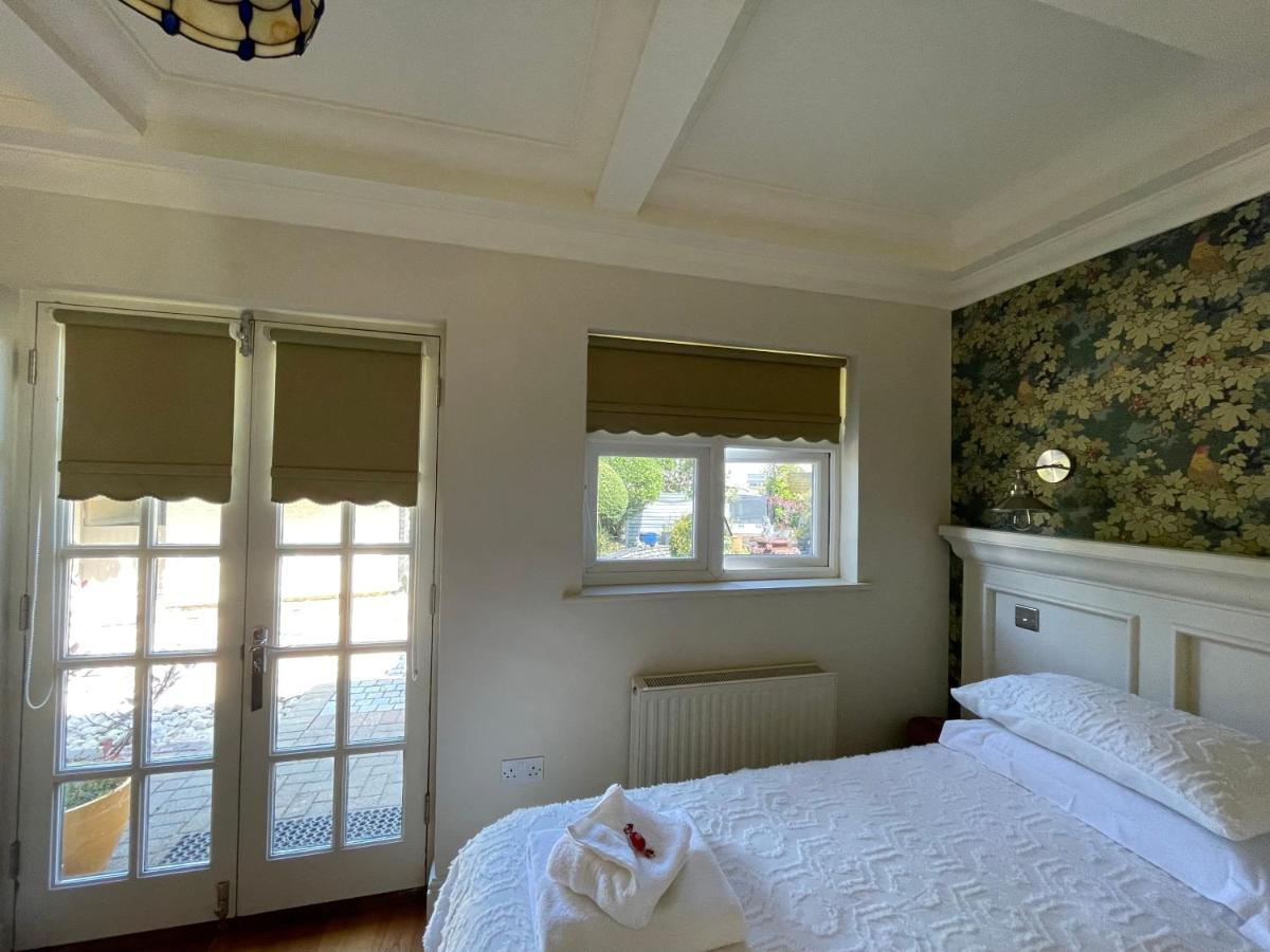แบรดลีห์ ลอดจ์ Bed & Breakfast เซนต์ออสเทลล์ ภายนอก รูปภาพ