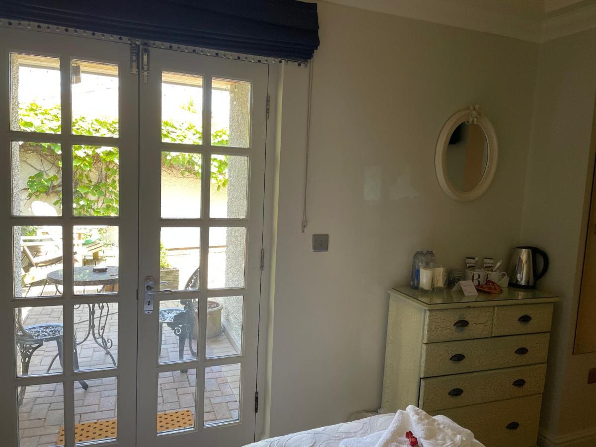 แบรดลีห์ ลอดจ์ Bed & Breakfast เซนต์ออสเทลล์ ภายนอก รูปภาพ