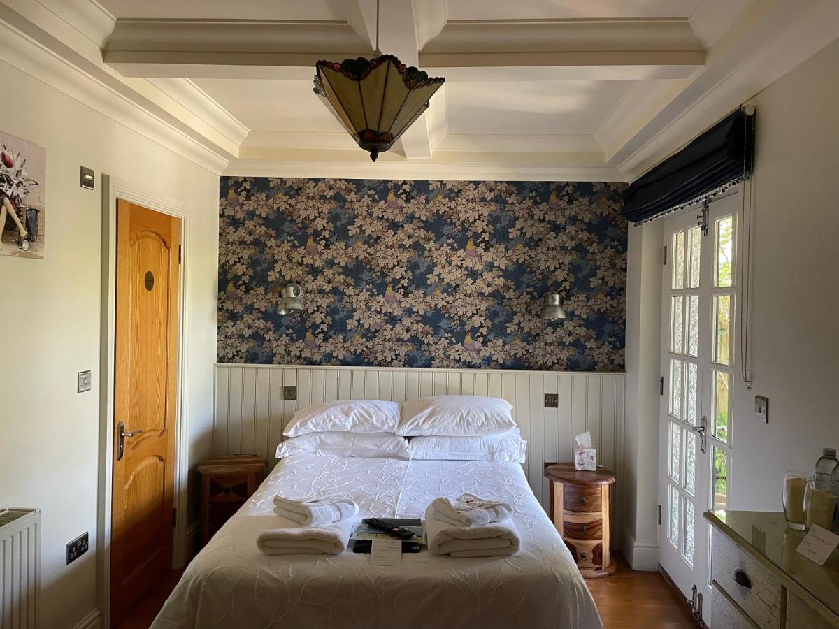 แบรดลีห์ ลอดจ์ Bed & Breakfast เซนต์ออสเทลล์ ภายนอก รูปภาพ