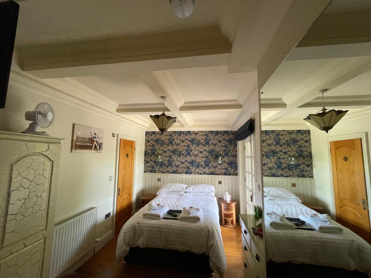 แบรดลีห์ ลอดจ์ Bed & Breakfast เซนต์ออสเทลล์ ภายนอก รูปภาพ