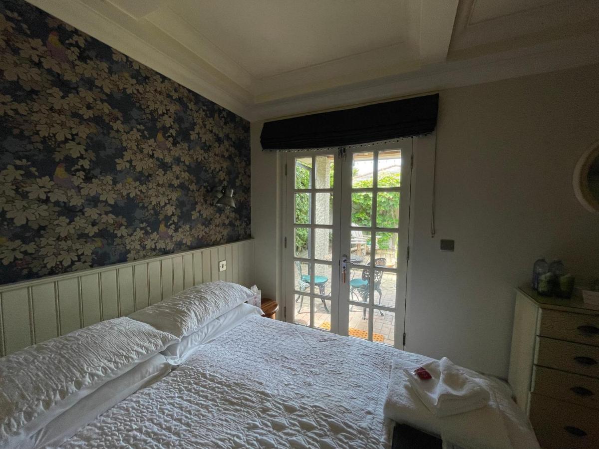 แบรดลีห์ ลอดจ์ Bed & Breakfast เซนต์ออสเทลล์ ภายนอก รูปภาพ