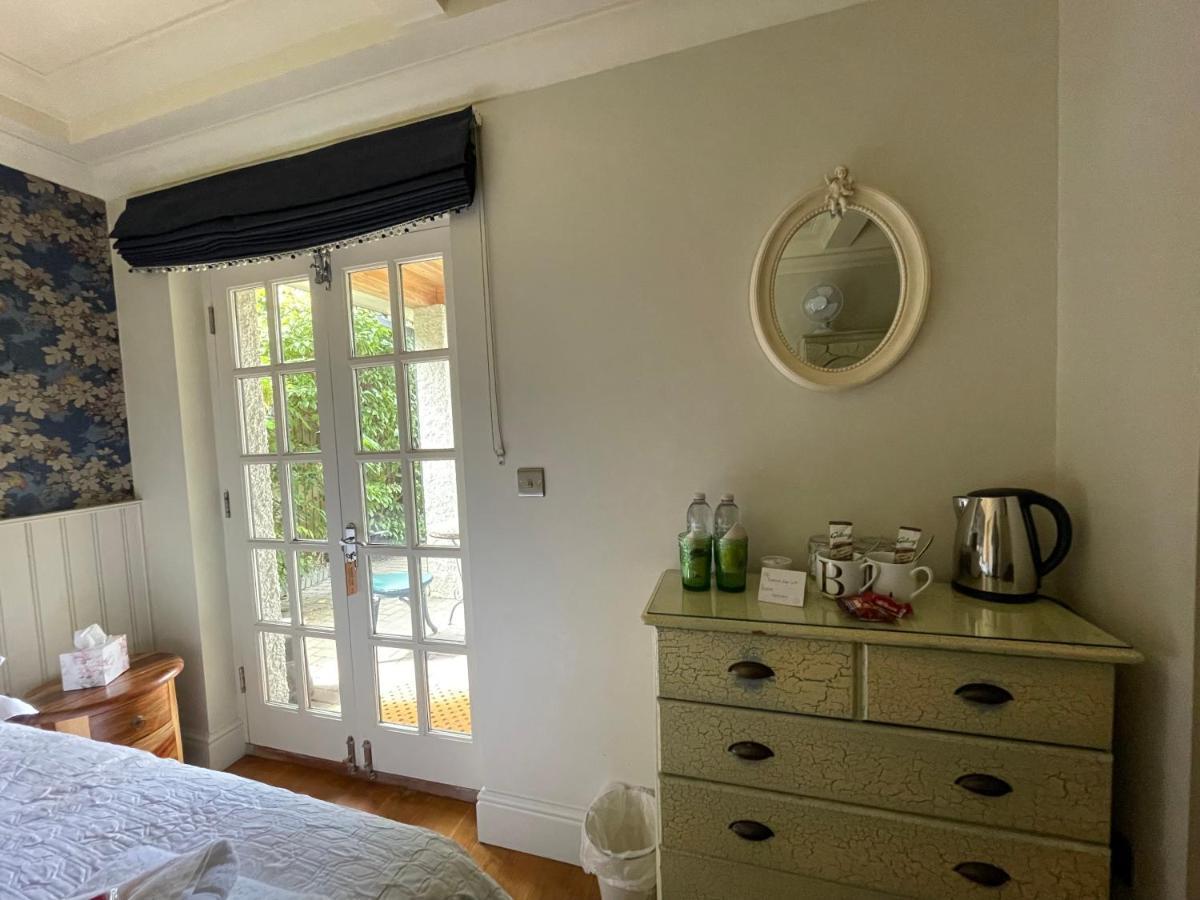 แบรดลีห์ ลอดจ์ Bed & Breakfast เซนต์ออสเทลล์ ภายนอก รูปภาพ