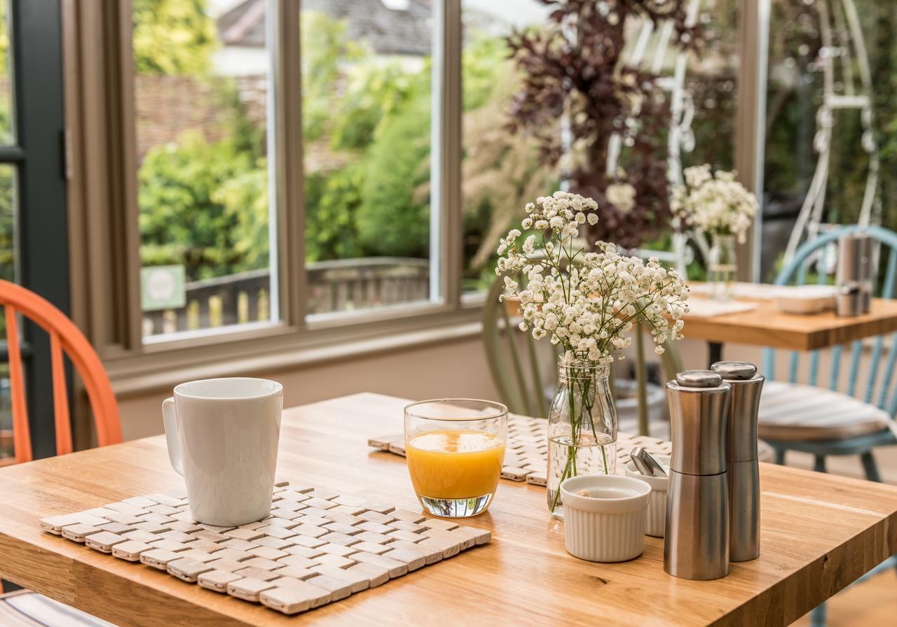 แบรดลีห์ ลอดจ์ Bed & Breakfast เซนต์ออสเทลล์ ภายนอก รูปภาพ