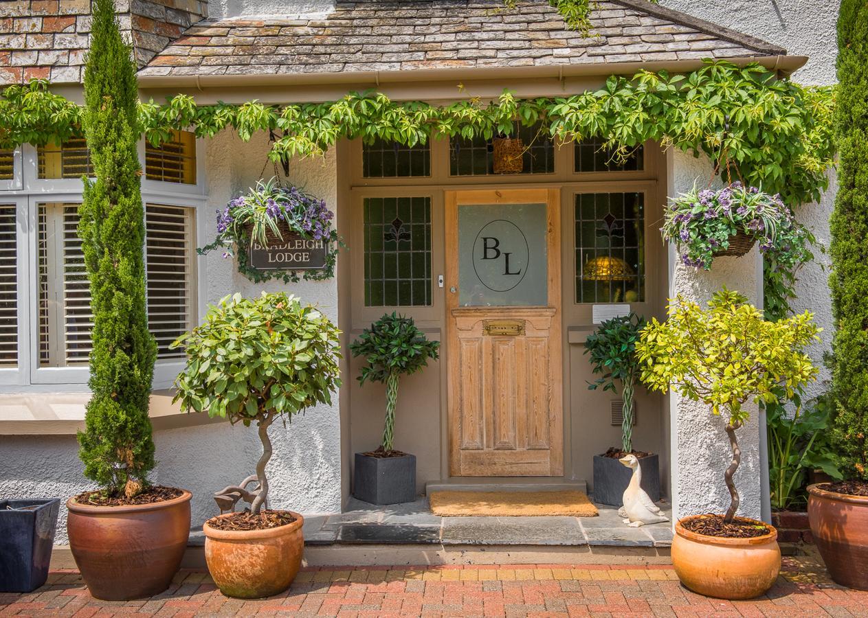 แบรดลีห์ ลอดจ์ Bed & Breakfast เซนต์ออสเทลล์ ภายนอก รูปภาพ